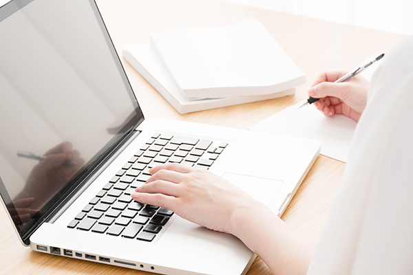 eラーニング、女性、パソコン、ノート